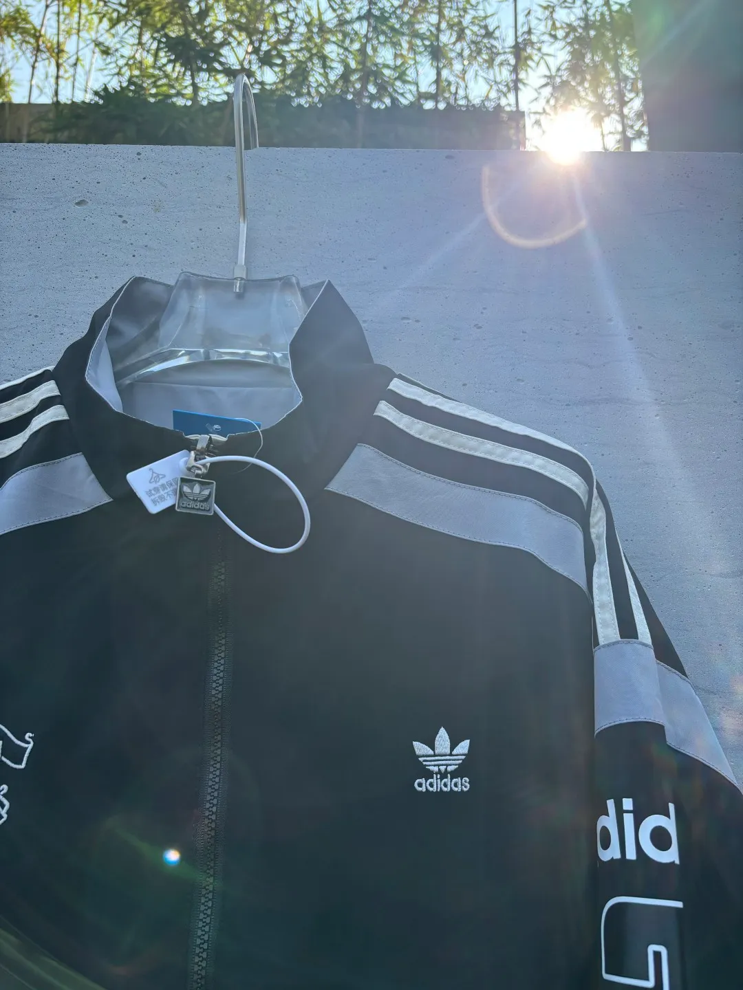 Reversible thin jacket📝𝟭𝟬𝟲𝟴𝟳# Exclusive real shot/difference between various stolen pictures and online picture versions on the market [Top version·Adidas Adidas Clover Men's and Women's Same Stylel H REV JKT Jacket Official website synchronization] ✅Full set of 1:1 customized accessories ➕Customized three-label ➕𝗬𝘂𝗮𝗻 version hang tag ➕𝗹𝗼𝗴𝗼 packaging bag🔥 ➕Scan the tag to enter the official website. ✅The top version, ins Xiaohongshu has many bloggers wearing it. ✅Adi’s absolute Hot Sale star Same Style details are online, feel free to compare! Classic embroidery on the chest, fixed color and classic three-bar stripes, Classic will never go out of style! Versatile is not picky, the original model is perfect for the upper body, so buy it with your eyes closed! "Self-view of quality control with real photos of store owner's details" What you see is what you get # Full text real photos 📷 Never save a penny of cost! ! ! ⭕The high version of the best products🐮is different from the junk products in the market🗯️The same picture but different prices means different versions. ❌Don’t be fooled by the same copywriters and pirated pictures from outside that mix and distribute high-luxury pictures at low prices. After comparing the quality, you will know where the gap is. Don’t lie. I don’t guarantee that my products are the cheapest, but I definitely guarantee that they are worth every penny of your hard-earned money! ‼ ️We don’t slash prices or lower prices, we supply products with heart and only make high-end versions!!! Breasts Jimei must see the details of my home clearly, the pictures of my home are all taken by the owner himself❤️ Color: Black. Size: S-XXL